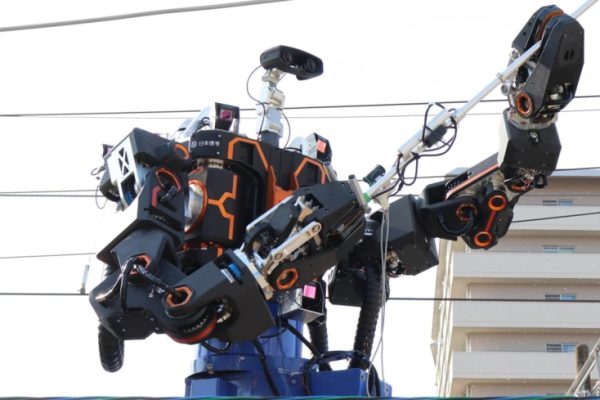 日本のJR西日本は、「職場での怪我ゼロ」を目指して、ヒューマノイド重機ロボットを開発しています