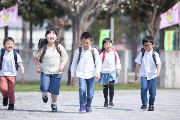 少子化の影響を受けて、日本の小中学生は10年間で100万人近く減少しました