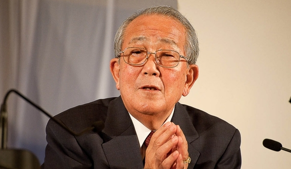 日本の有名な実業家、稲盛一夫氏が 90 歳で亡くなりました